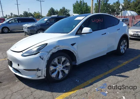 2023 Tesla Model Y Awd/Long Range Dual Motor All-Wheel Drive z USA, uszkodzony, nr VIN 7SAYGAEE0PF806900